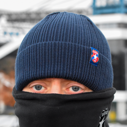 Czapka prążkowana granatowa z kolorową metką