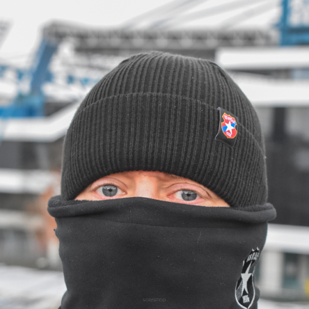 Czapka prążkowana czarna z kolorową metką